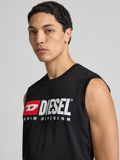 Männermodel trägt Tanktop mit Label-Detail von Diesel aus reiner Baumwolle, Regular-Fit, gerippte Abschlüsse, Rundhalsausschnitt, Nahaufnahme Oberkörper.