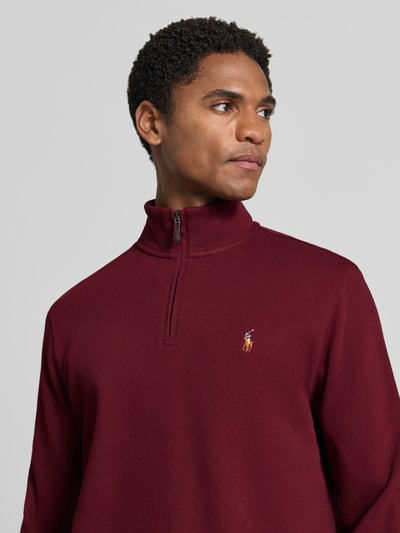 Mannenmodel draagt Relaxed Fit Troyer uit puur katoen van Polo Ralph Lauren in donkerrood, zicht op bovenlichaam, Nahaufnahme Oberkörper