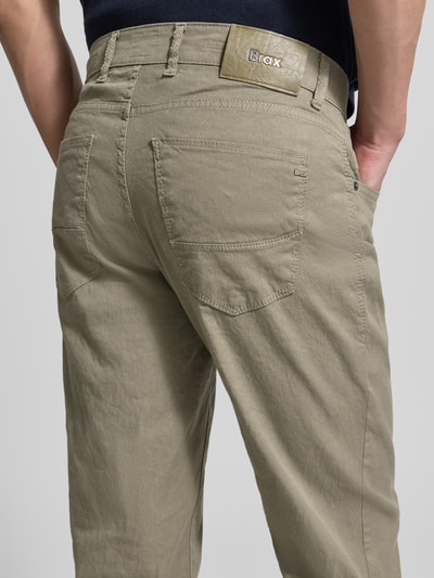 Männermodel trägt Regular Fit Stoffhose aus Baumwoll-Leinen-Mix Modell 'CADIZ' von Brax, Optik: Unifarben, 5-Pocket-Design, Ganzkörperansicht Rückansicht.