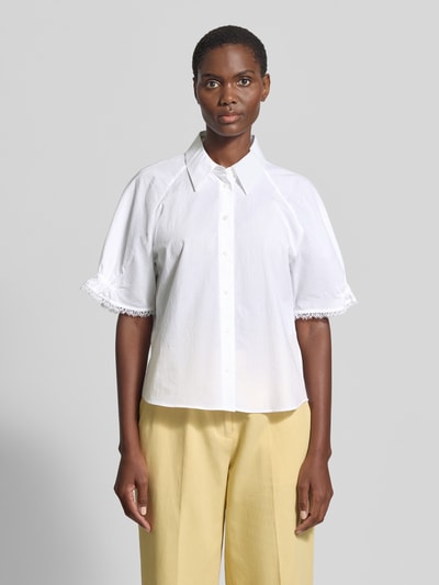 Frauenmodel trägt Bluse mit 1/2-Arm und Hemdblusenkragen von Luisa Cerano, reine Baumwolle, weiß, gerade Form, Fransensaum, Ganzkörperansicht von vorne