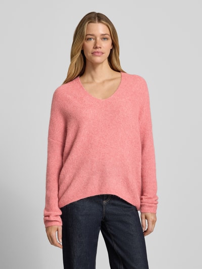Frauenmodel trägt Regular Fit Pullover aus Woll-Alpaka-Mix Modell 'Thora' von MOS MOSH in Rosa mit Strick-Optik, Nahaufnahme Oberkörper.