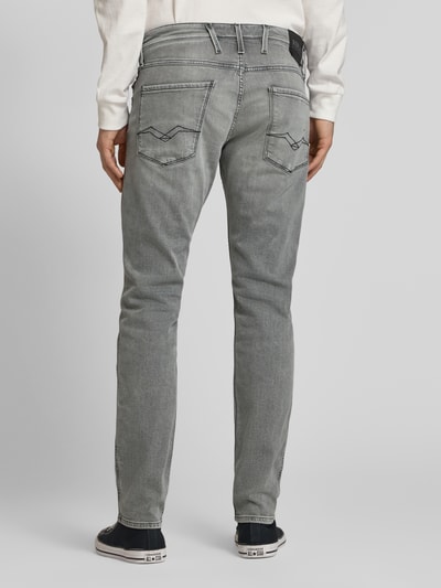 Männermodel trägt Slim Fit Jeans mit Eingrifftaschen Modell 'Anbass' von Replay aus grauem Baumwoll-Elasthan-Mix, Ganzkörperansicht Rückansicht. Bundweite bei Größe 32/32: 44 cm, Innenbeinlänge bei Größe 32/32: 81 cm.