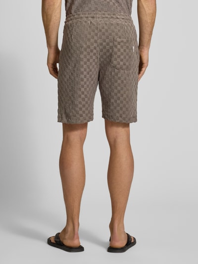 Männermodel trägt Regular Fit Shorts mit Label-Patch von Lindbergh, bawełniany miks, kieszonka z tyłu, krój regular fit, Szerokość w rozmiarze M: 45 cm, długość nogawki wewnętrznej: 22 cm, widok całej sylwetki z tyłu