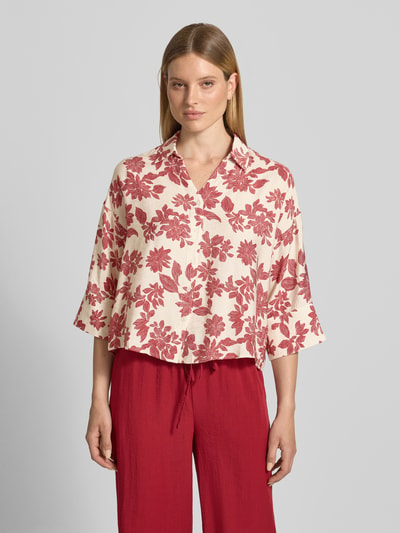 Frauenmodel trägt Relaxed Fit Bluse mit 3/4-Arm Modell 'Vildana' von MSCH Copenhagen im Allover-Look, Viskose-Mix, V-Ausschnitt, Ganzkörperansicht von vorne.