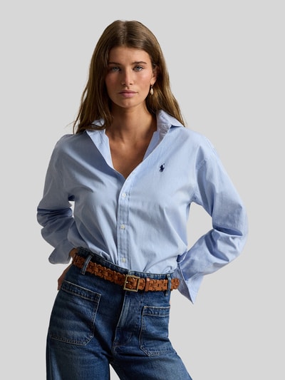 Vrouwenmodel draagt 'Hemdbluse mit Knopfleiste' van Polo Ralph Lauren in lichtblauw, katoen, los model, voorkant volledig zichtbaar, halftotaal.