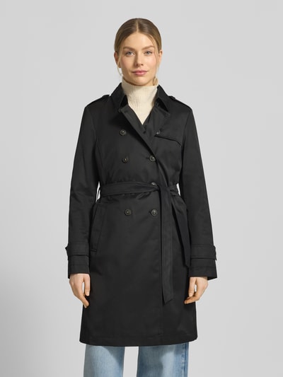 Vrouwenmodel draagt Regular Fit Mantel met platte kraag van Fuchs Schmitt van katoenmix, getailleerde pasvorm, dubbele knoopsluiting, stoffen band, kleur zwart, volledige lichaamsaanzicht vooraan.