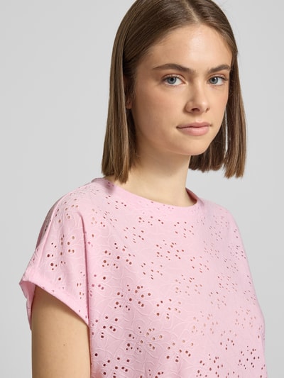 Frauenmodel trägt Relaxed Fit T-Shirt mit Ausbrenner-Effekt Modell 'SMILLA' von Only, Damen T-Shirt in Rosa, Rundhals, Kurzarm, Nahaufnahme Oberkörper.