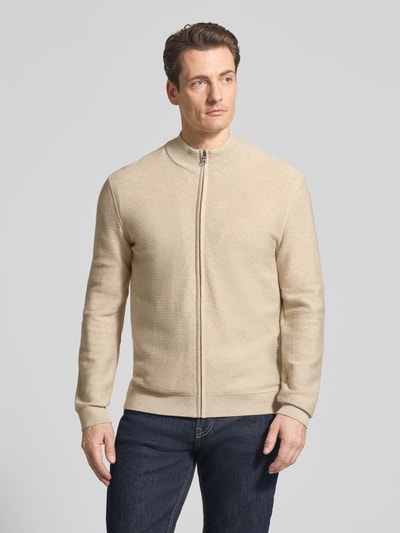 Mężczyzna nosi Regular Fit Cardigan mit Stehkragen od OLYMP Level Five z bawełny, imitacja dzianiny, zamek błyskawiczny, elastyczne wykończenia, przód, ujęcie całej sylwetki