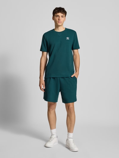 adidas Originals Relaxed Fit Shorts mit Strukturmuster Dunkelgruen 1