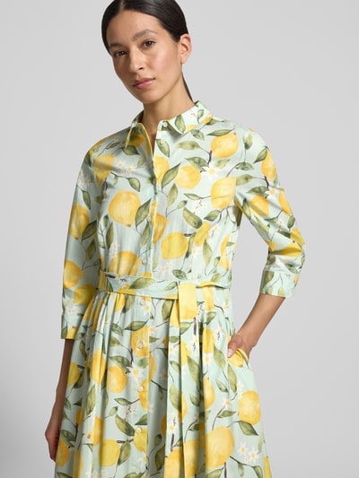 Vrouwenmodel draagt Hemdblusenkleid im Allover-Look mit Bindegürtel van Oui in puur katoen, A-lijn, midi-jurk, knoopsluiting, citrusprint, ruglengte maat 36: 120 cm, borstwijdte maat 36: 40 cm, mouwlengte maat 36: 46 cm. Nahaufnahme bovenlichaam.