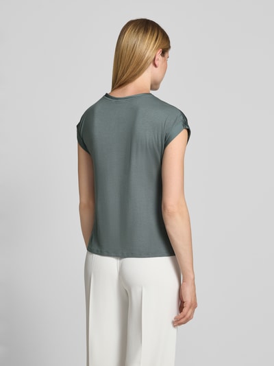 Frauenmodel trägt Damen T-Shirt aus Satin mit Rundhalsausschnitt Modell 'ELLETTE' von VILA, Regular-Fit, in Grau und Weiß, Rückenansicht. Rückenlänge bei Größe 36: 58 cm, kurze Ärmel mit Aufschlag, glatte Satin-Optik.