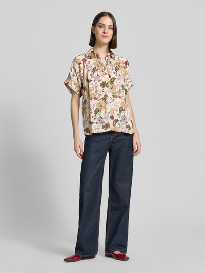 Frauenmodel trägt Bluse aus Viskose mit kurzer Knopfleiste Modell 'Winie Flowwi' von MOS MOSH, bunte Muster, gerade Form, Ganzkörperansicht von vorne