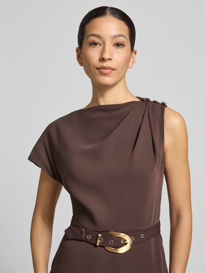 Frauenmodel trägt Midikleid mit Gürtel Modell 'Kylee Draped' von Forever New in Braun, One-Shoulder-Look, glatte Textur, Brustweite 41 cm, Rückenlänge 39 cm, Nahaufnahme Oberkörper.