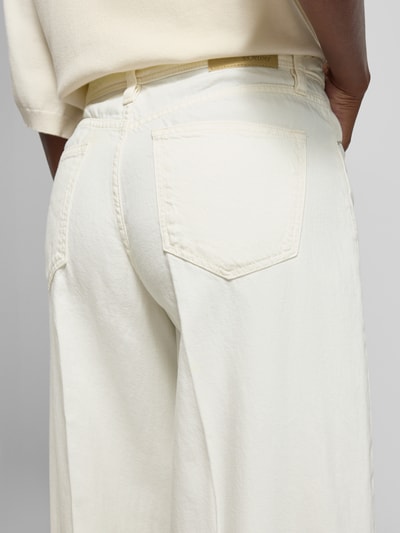 Vrouwenmodel draagt Wide Leg Culotte-jeans uit mix van katoen en lyocell van s.Oliver RED LABEL, effen kleuren denim, detailopname achterzijde.