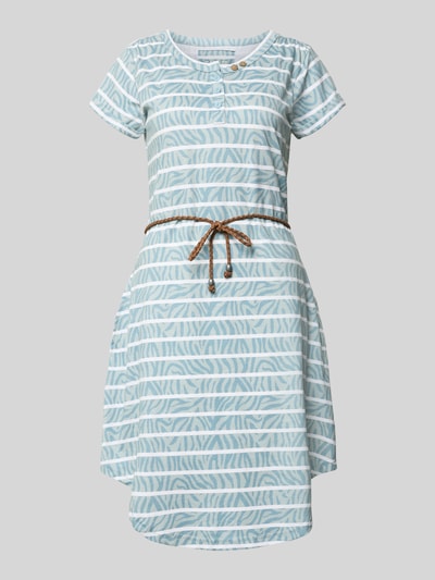 Produktfoto, Knielanges T-Shirt-Kleid mit Bindegürtel von G.I.G.A. DX aus Reine Baumwolle, Gerader-Schnitt, Rundhalsausschnitt, Knopfleiste, Streifenmuster, blaugrau und weiß, strukturierte Oberfläche, Bindegürtel, Knielänge.