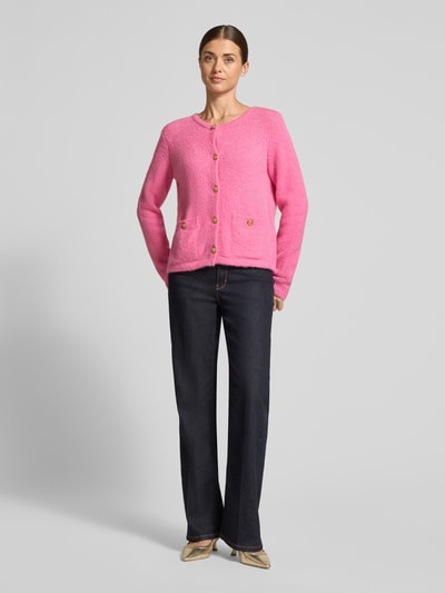 Vrouwenmodel draagt Strickjacke mit Rundhalsausschnitt und Knopfleiste van Milano Italy in roze, rechte regular fit, opgestikte zakken met knoopsluiting, ronde hals, lengte 48 cm, mouwlengte 62 cm, geheelvooraanzicht