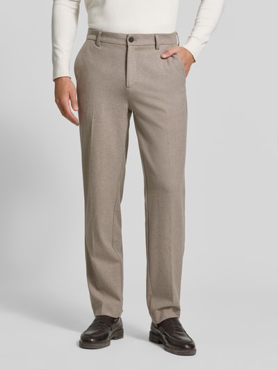 Männermodel trägt Straight Fit Stoffhose mit Viskose-Anteil von Lindbergh in Beige, glatte Struktur, Bügelfalten, Nahaufnahme Vorderansicht. Elastischer Material-Mix, Knopf- und Reißverschluss, Bundweite 42 cm, Innenbeinlänge 80 cm.