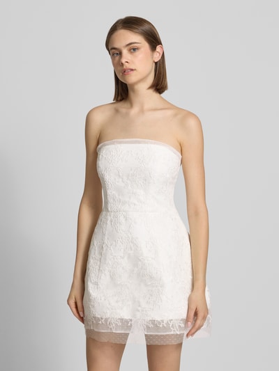 Frauenmodel trägt Cocktailkleid im Off-Shoulder-Look von Bardot, weiß, Mesh, A-Linie, Minikleid, florale Textur, Ganzkörperansicht von vorne.