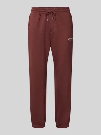 Produktfoto, Straight Fit Sweatpants aus Baumwoll-Mix Modell 'Kane' von JACK & JONES in Braun mit elastischem Bund, Logo-Detail und Gesäßtasche.