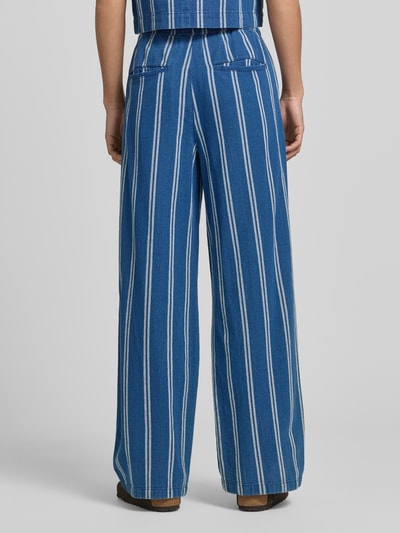 Frauenmodel trägt Wide-Leg-Pants mit elastischem Bund und Kordelzug von Jake*s Casual aus reiner Baumwolle, ausgestellter Schnitt, blaue Grundfarbe mit weißen Streifen, französische Eingrifftaschen und Gesäßtaschen, Produktdetails zu Bundweite und Innenbeinlänge, Ganzkörperansicht Rückansicht.