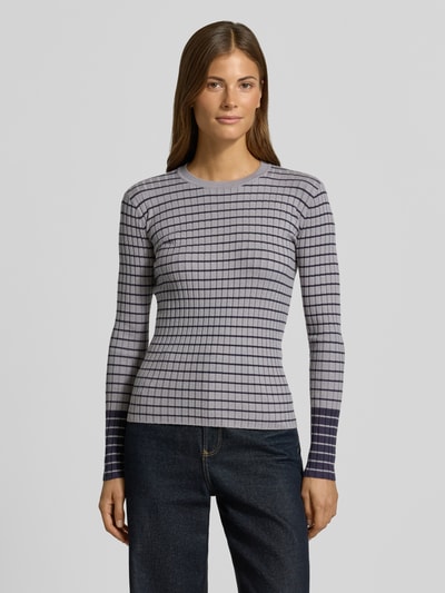 Frauenmodel trägt Skinny Fit Pullover aus Viskose-Mix von Emporio Armani in gerippter Optik, grau-blau kariert, Rundhalsausschnitt, Ganzkörperansicht von vorne.