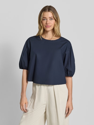 Frauenmodel trägt Bluse mit Ballonärmeln und Rundhalsausschnitt von Emporio Armani in Dunkelblau aus Reine Baumwolle, Loose-Fit, Ganzkörperansicht von vorne.