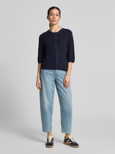 Vrouwenmodel draagt Regular Fit Strickjacke aus Baumwoll-Mix van s.Oliver RED LABEL, effen, katoenmix, korte mouw, rippatroon, voorkant volledig zicht.
