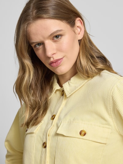 Vrouwenmodel draagt Regular Fit Cordbluse met borstklepzakken model 'EFFI' van Pieces, look: effen, materiaalverwerking: corduroy, knoopsluiting, overhemdkraag, lange mouw, manchet, nahaufnahme bovenlichaam.