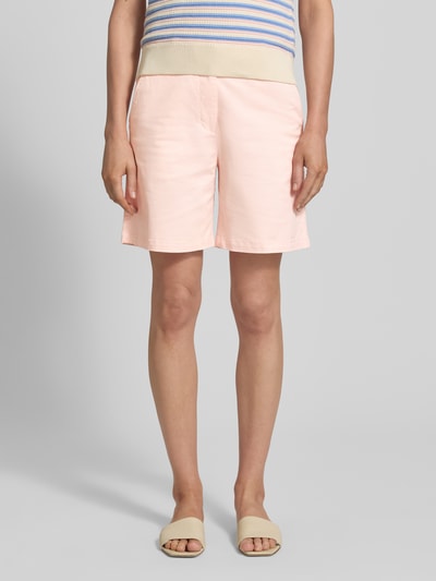 Frauenmodel trägt Bermudas mit Gesäßleistentaschen von Gant, Baumwoll-Mix mit Stretch, Straight Fit, zartes Rosa, Nahaufnahme Vorderansicht.