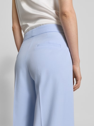 Vrouwenmodel draagt Flare-Fit wijdte dames broek model 'HUZILI' van HUGO in effen kleuren met persplooien, met viscose, twill, detailopname rugaanzicht