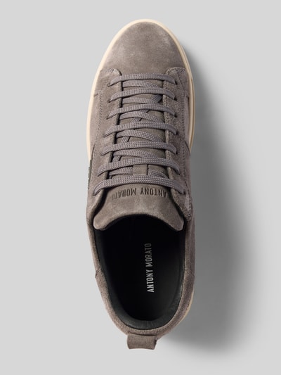 Productfoto, Sneaker aus echtem Leder Modell 'Moose' van Antony Morato, heren sneakers met afgeronde pasvorm, vetersluiting, geprofileerde zool, hakhoogte maat 44: 4 cm, schachthoogte maat 44: 9 cm, schachtbreedte maat 44: 8 cm, grijs met beige tinten, suède textuur