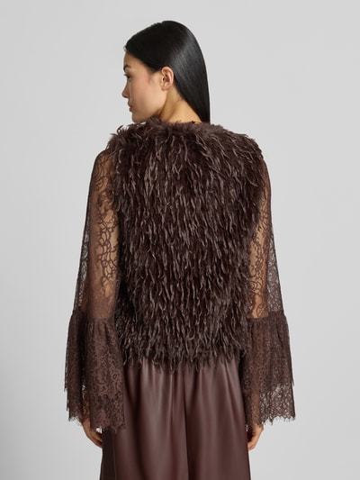 Frauenmodel trägt Weste mit Allover-Feder-Besatz von VM by Vera Mont in Dunkelbraun mit transparenter Spitzenbluse, Textur mit fedriger Struktur, Regular Fit, ärmelloses Design, Rückenlänge 50 cm, Ganzkörperansicht Rückansicht.
