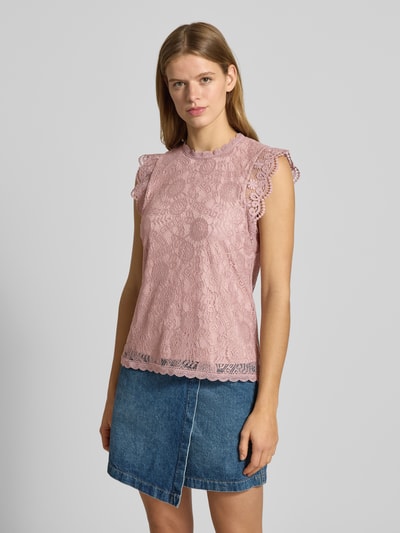 Frauenmodel trägt Shaped Fit Blusentop mit Spitzenbesatz Modell 'OLLINE' von Pieces, Optik: Unifarben, Muster: Floral, Ganzkörperansicht von vorne.