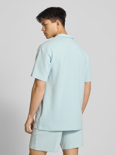 Männermodel trägt Regular Fit T-Shirt mit Logo-Stitching von PUMA PERFORMANCE aus Baumwoll-Mix mit Stretch-Anteil, Strukturmuster, Rückenlänge 74 cm, Ganzkörperansicht Rückansicht.
