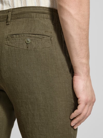 Männermodel trägt Leinenhose mit Schnürung und Gesäßtaschen von MCNEAL in Khaki, texturierte Oberfläche, Nahaufnahme Gesäßbereich, Regular-Fit, reine Leinen, Gesäßtaschen, Bundweite 45 cm, Innenbeinlänge 84 cm bei Größe M.