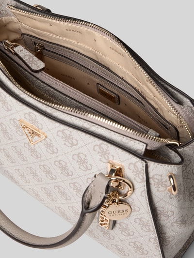 Produktfoto, Handtasche in Leder-Optik Modell 'Noelle' von Guess, beżowy nadruk logo, odpinany pasek, zamknięcie na zamek, Szerokość w rozmiarze 1: 32 cm, długość: 21 cm, głębokość: 12 cm, długość paska: 120 cm