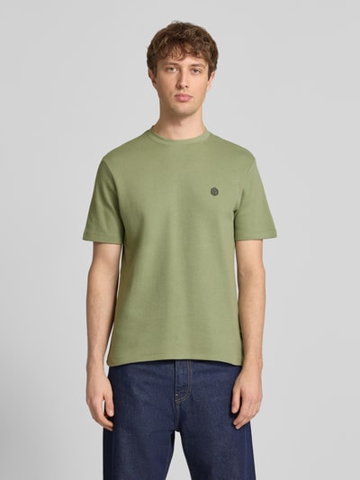 Männermodel trägt Herren T-Shirt aus Reine Baumwolle, Gerader-Schnitt, Rundhalsausschnitt, Label-Detail, Modell 'FILLIP' von Blend, Ganzkörperansicht von vorne.