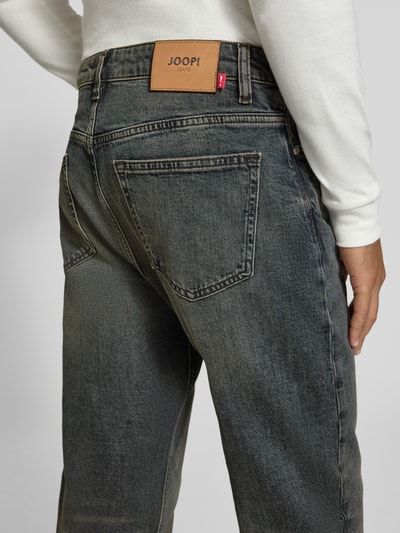 Mężczyznamodel nosi Straight Fit Jeans aus Baumwoll-Mix Modell 'RAY' od JOOP! JEANS, szara tkanina, widok z tyłu na całe biodra