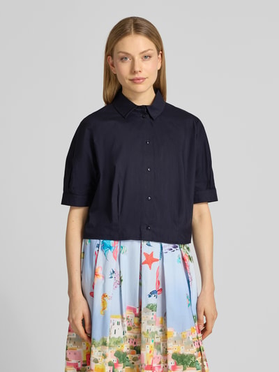 Frauenmodel trägt Regular Fit Hemdbluse mit Hemdblusenkragen von ROBE LÉGÈRE, dunkelblau, Baumwoll-Mix, Halbarm, Ganzkörperansicht von vorne.