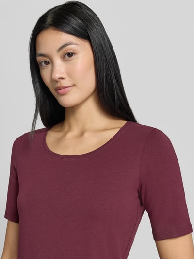 Frauenmodel trägt T-Shirt mit Rundhalsausschnitt und 1/2-Arm von Jake*s Casual, bordeauxfarben, glatter Baumwoll-Elasthan-Mix, Nahaufnahme Oberkörper.