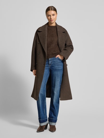 Frauenmodel trägt Straight Fit Jeans aus Baumwoll-Mix Modell 'PARKWAY' von BOSS, unifarbener Denim, 5-Pocket-Design, Ganzkörperansicht von vorne.