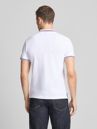Männermodel trägt Slim Fit Poloshirt mit Kontraststreifen von Geox, Baumwoll-Mix, weiße Farbe, Rückenlänge 69 cm bei Größe M, Ganzkörperansicht Rückansicht.