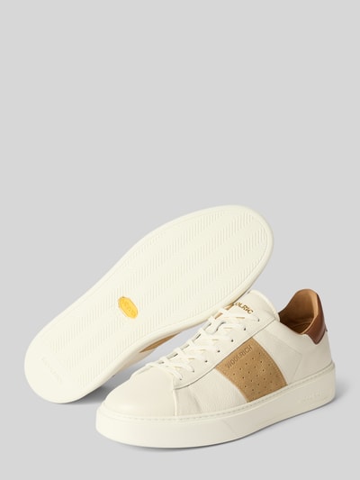 Produktfoto, Sneaker aus Leder mit Schnürung von Woolrich in Weiß und Beige mit Label-Details, abgerundete Spitze, 4 cm Absatzhöhe, 5 cm Schafthöhe, 6 cm Schaftweite, matte und strukturierte Textur