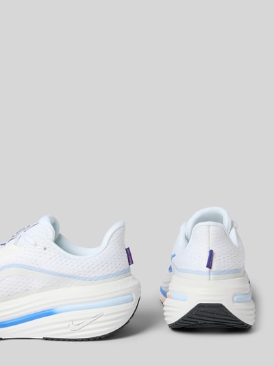 Produktfoto, Sneaker mit Logo-Print Modell 'Winflo' von Nike für Damen in Weiß mit blauen Details, abgerundete Passform, Schnürverschluss, Absatzhöhe 7 cm, Schafthöhe 6 cm, Schaftweite 6 cm, strukturierte Oberfläche