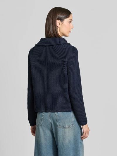 Frauenmodel trägt Regular Fit Troyer aus Baumwoll-Mix von Oui in Dunkelblau, grobe Rippenstruktur, Rückenansicht, Ganzkörperansicht Rückansicht.