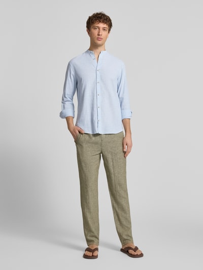 Männermodel trägt Regular Fit Freizeithemd aus Baumwoll-Leinen-Mix von Jack & Jones in Hellblau mit Stehkragen, Knopfleiste, Ganzkörperansicht von vorne. Rückenlänge 75 cm, Schulterbreite 46 cm, Ärmellänge 65 cm, Modell SUMMER LINEN BLEND.