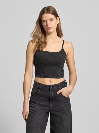 Frauenmodel trägt Slim Fit Crop Top aus reiner Baumwolle Modell 'JADINE' von Levi's®, schwarzer Denim-Look, Ziernähte, Label, Ganzkörperansicht von vorne