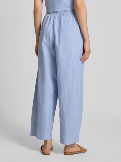 Vrouwenmodel draagt stoffen broek met wide leg in lichtblauw, puur katoen, elastische band en tunnelkoord, Model 'FEOLY' van American Vintage, Bandwijdte maat S 34 cm, Binnenbeenlengte 71 cm, geheel van achteren
