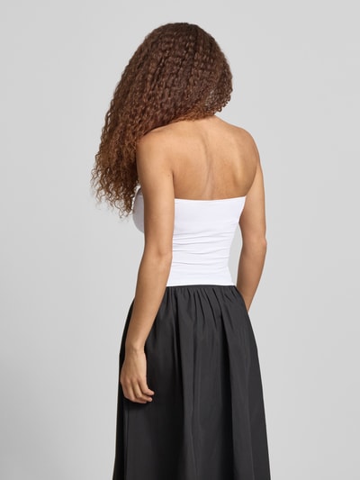 Frauenmodel trägt Schmal geschnittenes Bandeau-Top von REVIEW, Baumwoll-Elasthan-Mix, weiß, elastisch, figurbetont, Rückansicht, Ganzkörperansicht.
