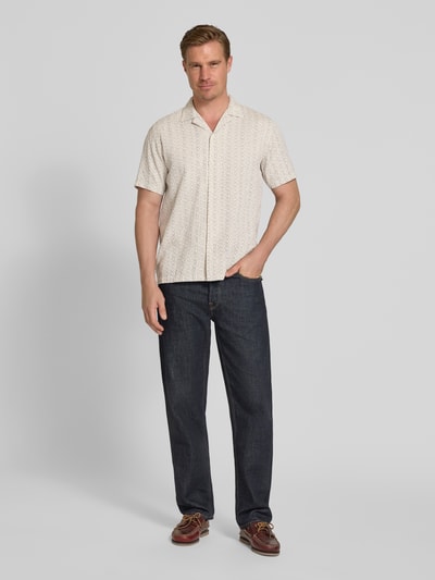Męski model nosi Relaxed Fit Freizeithemd mit Leinen-Anteil od Lindbergh, wzór strukturalny, kremowy, bawełna z lnem, krótki rękaw, rewersowy kołnierz, przód z guzikami, na gładkim tle, widok całej sylwetki z przodu, długość tyłu w rozmiarze M: 73 cm, szerokość w rozmiarze M: 46 cm, długość rękawa w rozmiarze M: 26 cm.
